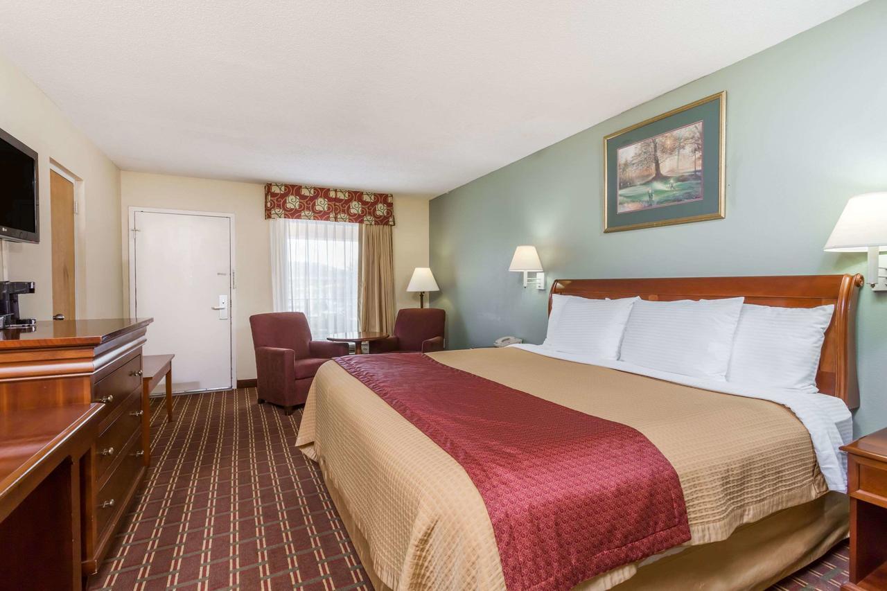 Days Inn By Wyndham Orangeburg Buitenkant foto