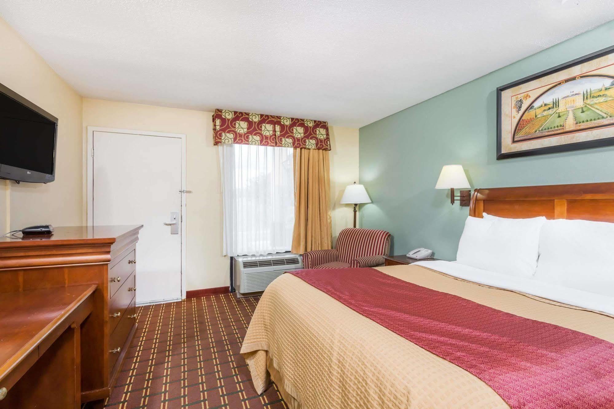 Days Inn By Wyndham Orangeburg Buitenkant foto