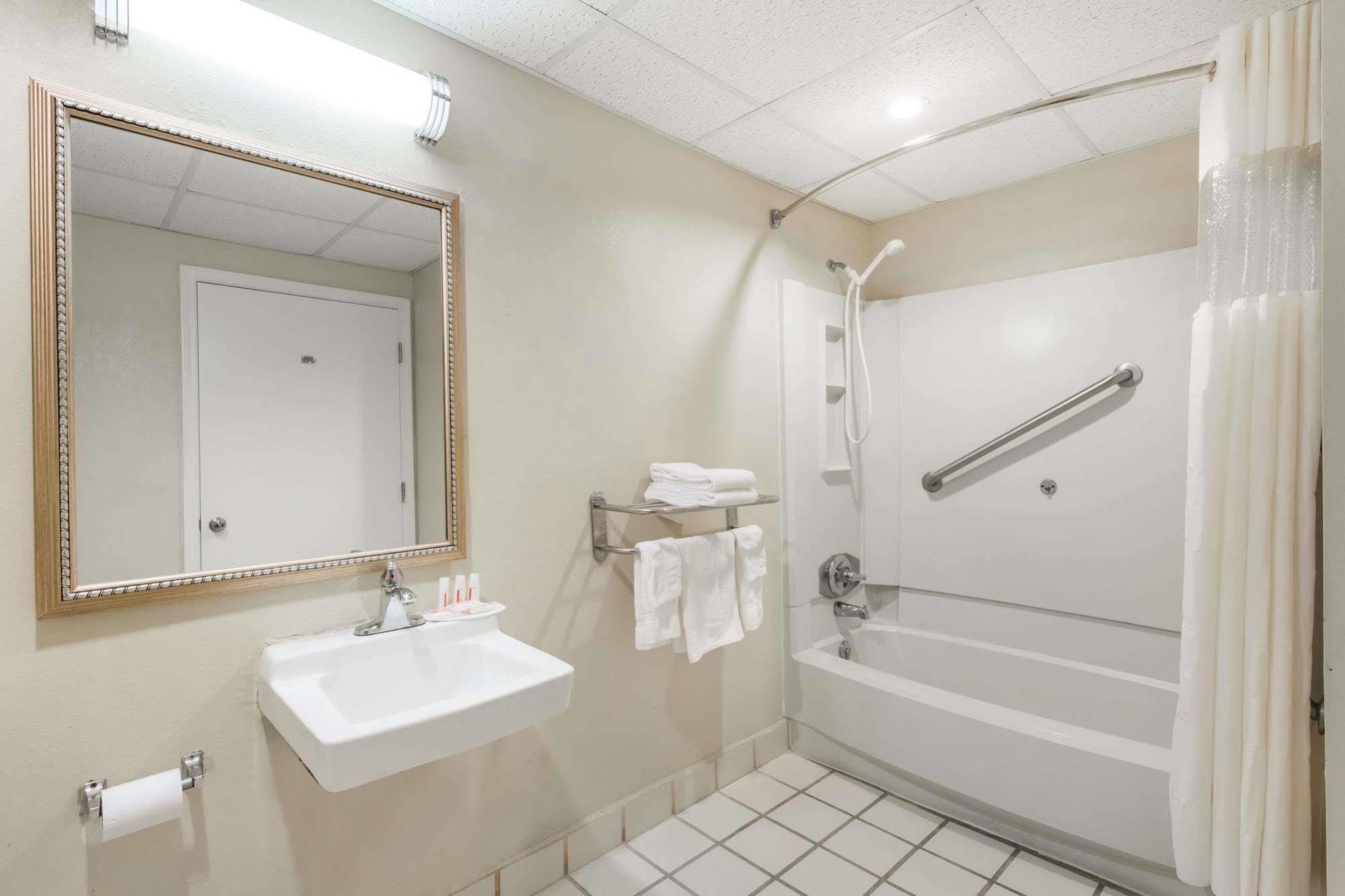 Days Inn By Wyndham Orangeburg Buitenkant foto