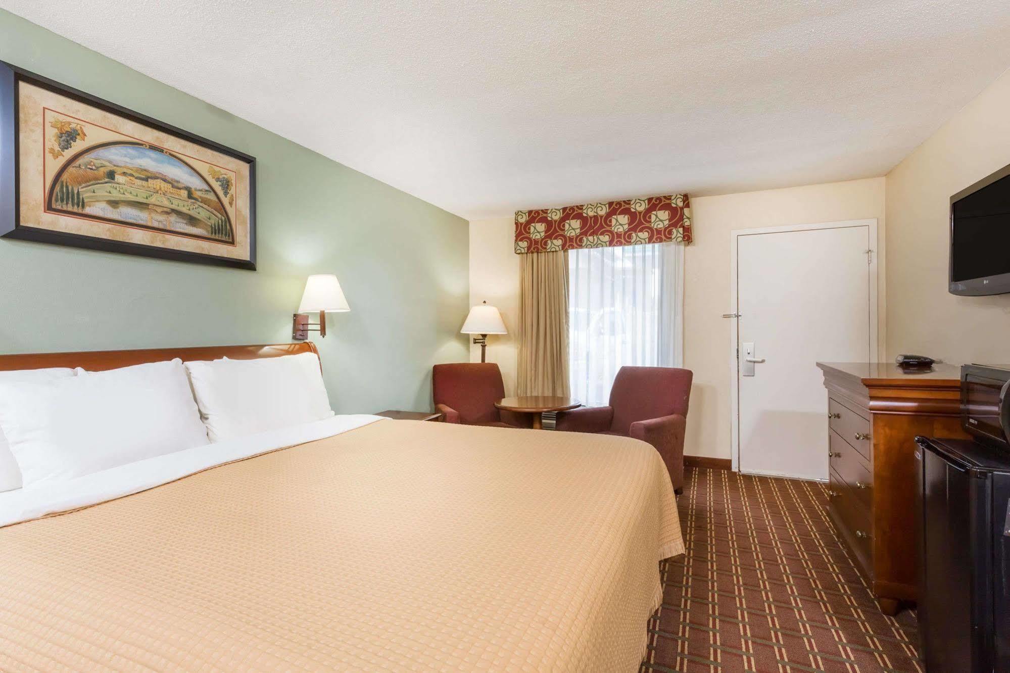 Days Inn By Wyndham Orangeburg Buitenkant foto