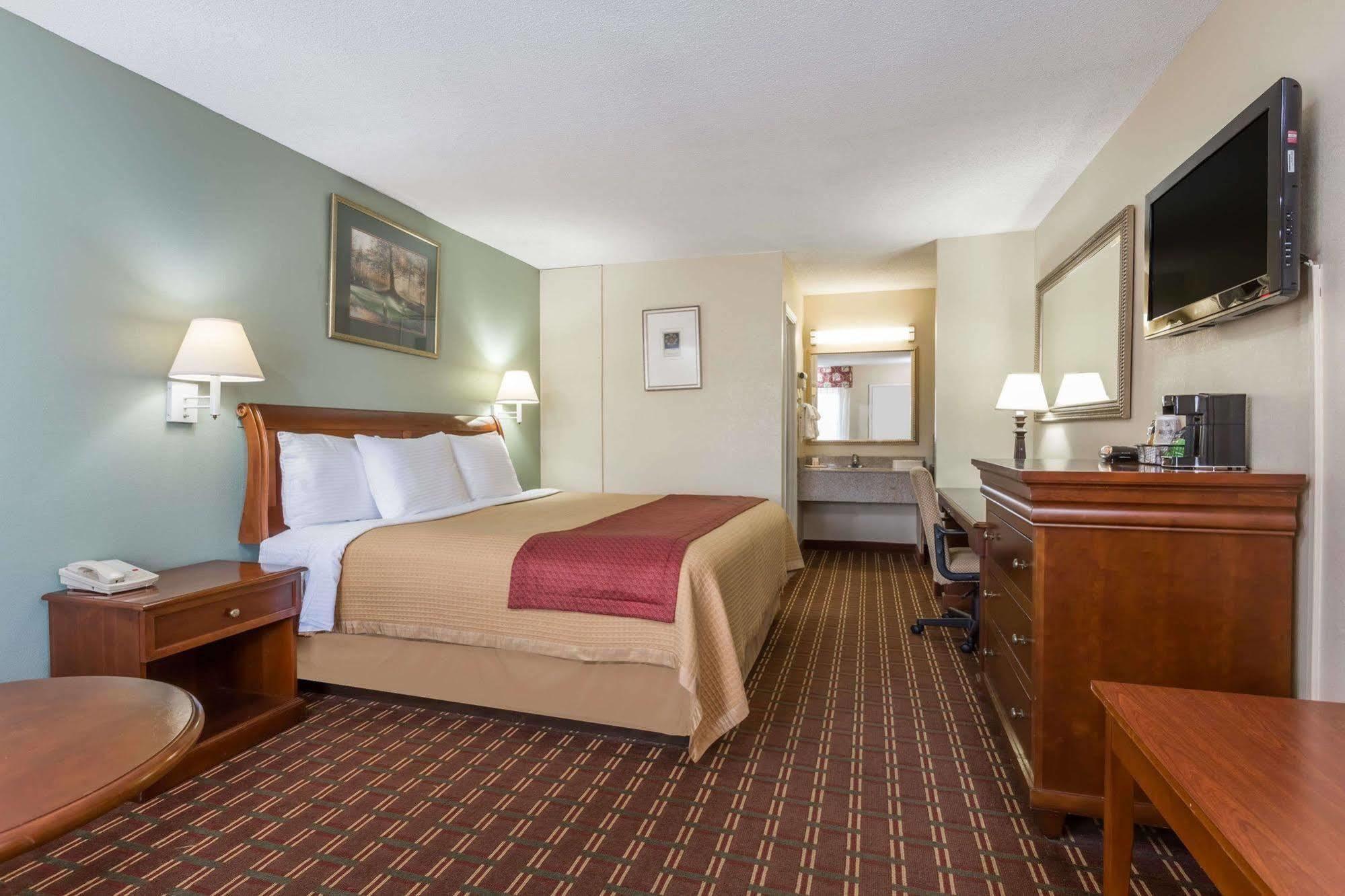 Days Inn By Wyndham Orangeburg Buitenkant foto