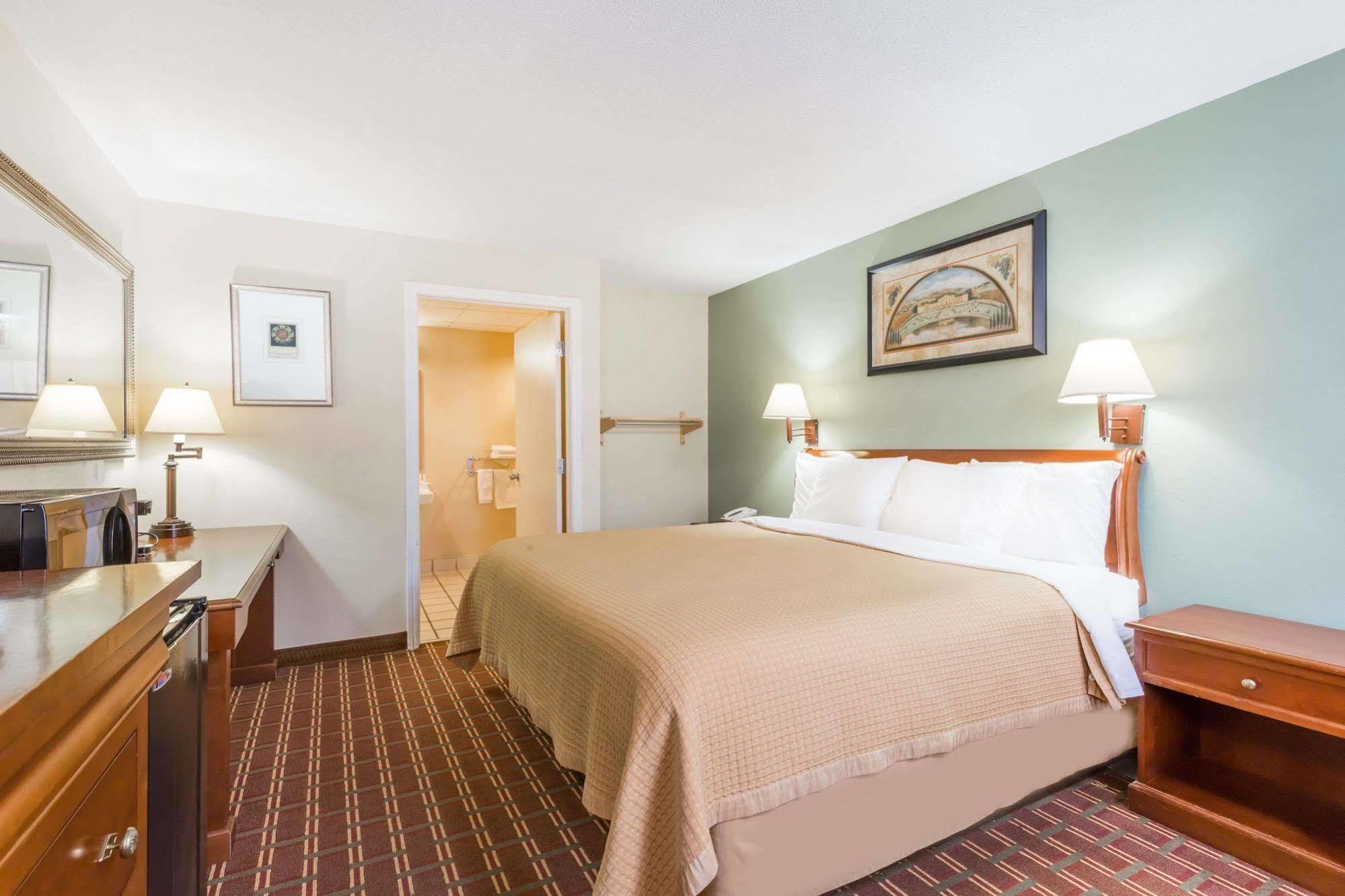 Days Inn By Wyndham Orangeburg Buitenkant foto