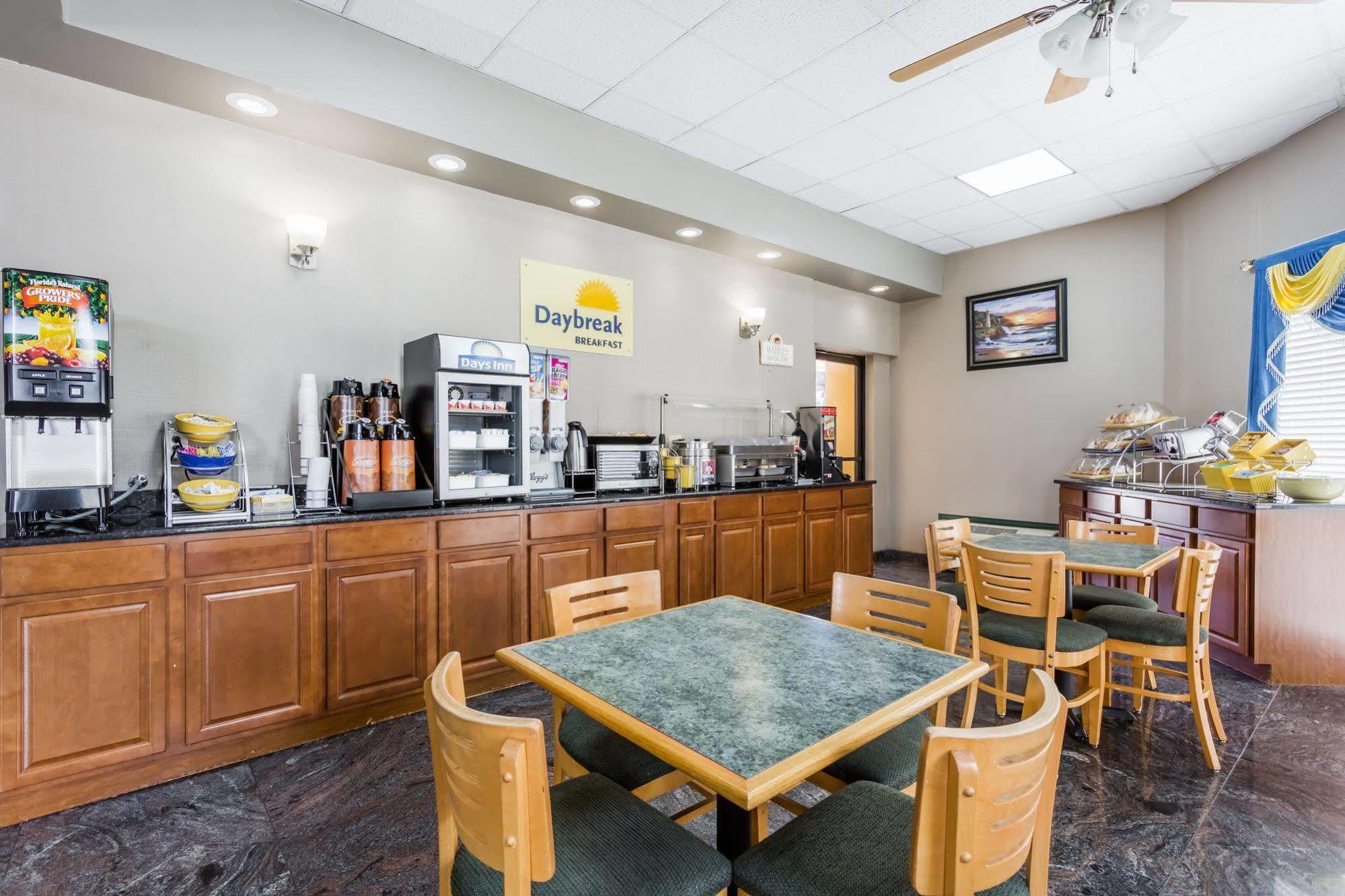 Days Inn By Wyndham Orangeburg Buitenkant foto